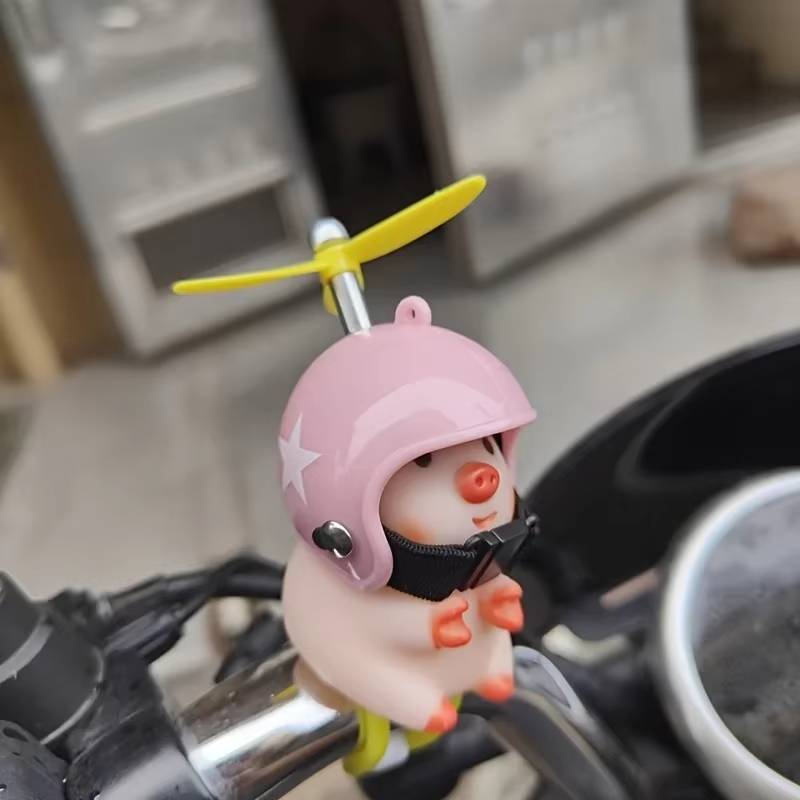 Motorcycle Helmets - バイクの装飾品。ハンドルに取り付けるリアビューミラーの装飾品。かわいい豚のヘルメット型ハンドルアクセサリー。PVC製で、おしゃれでクリエイティブなギフトに最適。