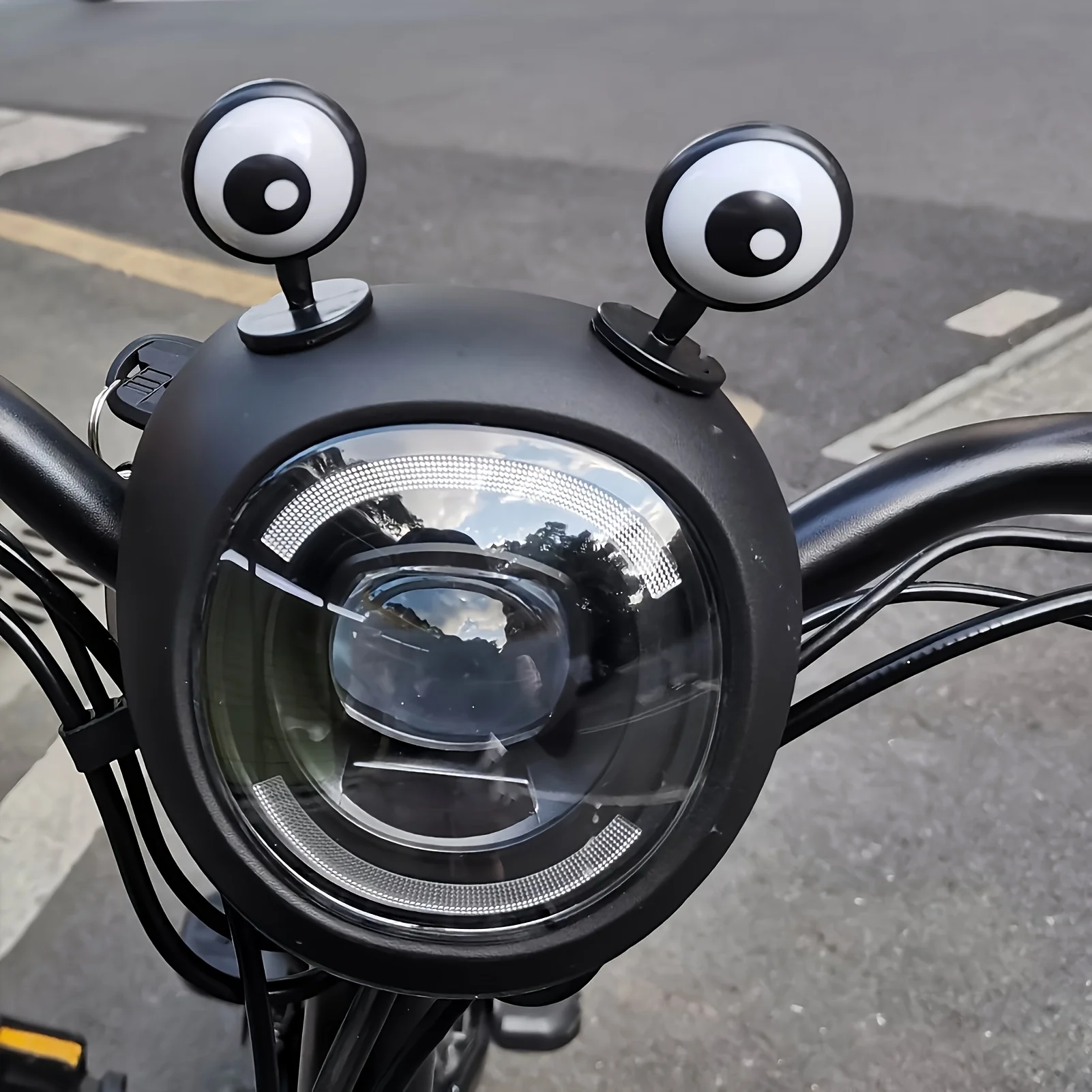 電動自転車用アイデコレーション2個セット。遊び心あふれるバイ - Motorcycle Helmets のレビューと価格